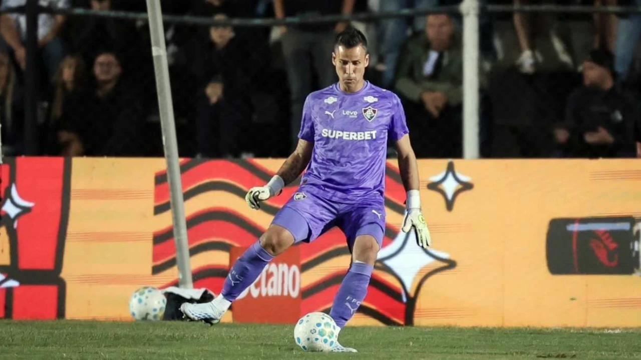 Fábio durante jogo do Fluminense criticando gramado