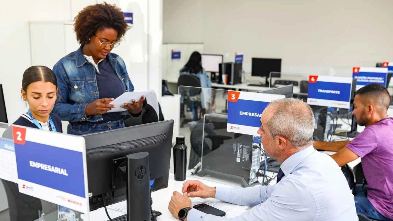 Atendimento gratuito do Facilita Imposto de Renda Maricá orientando contribuintes