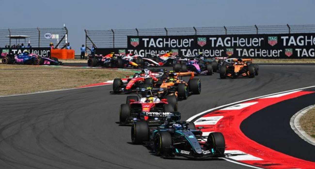 Carro de Fórmula 1 em pista durante corrida da temporada 2026