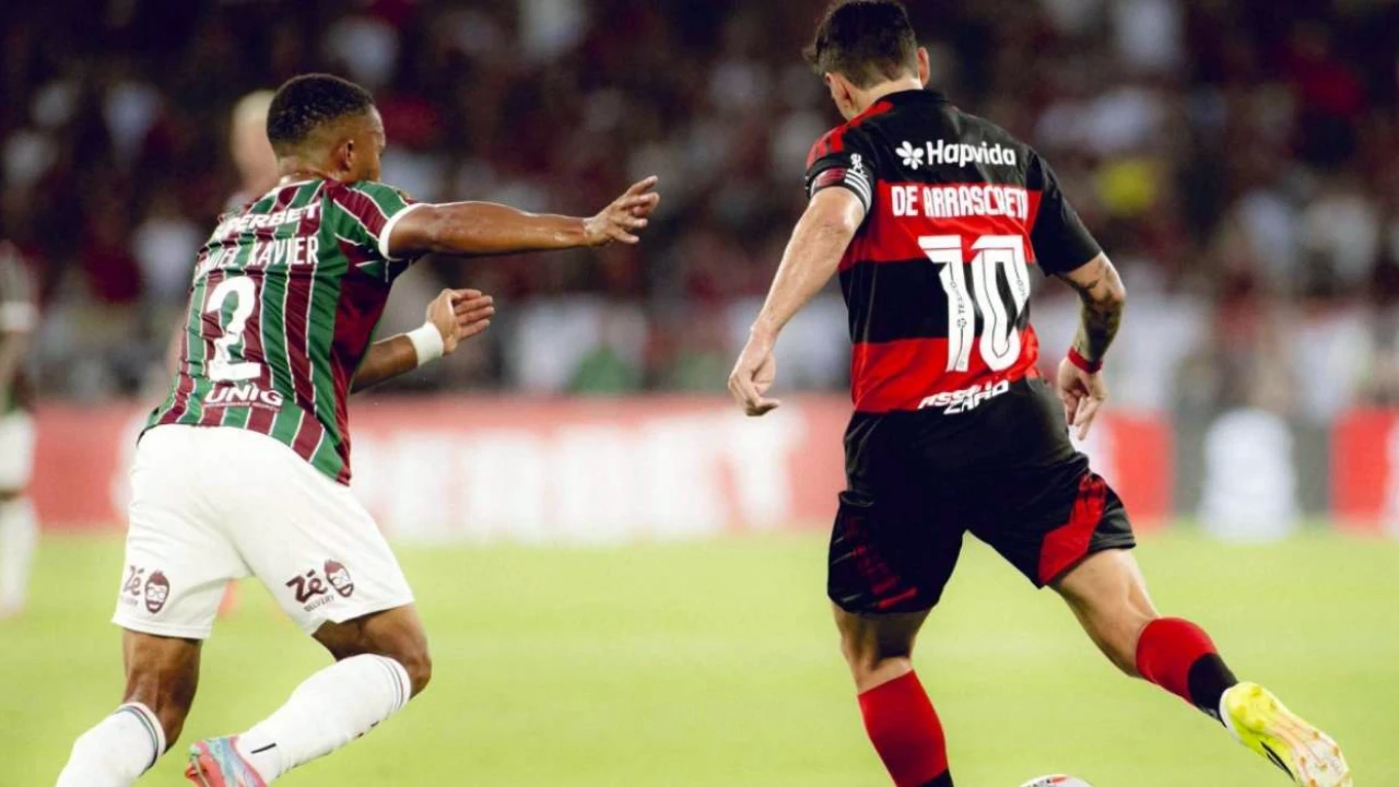 Jogadores de Flamengo e Fluminense em clássico no Maracanã
