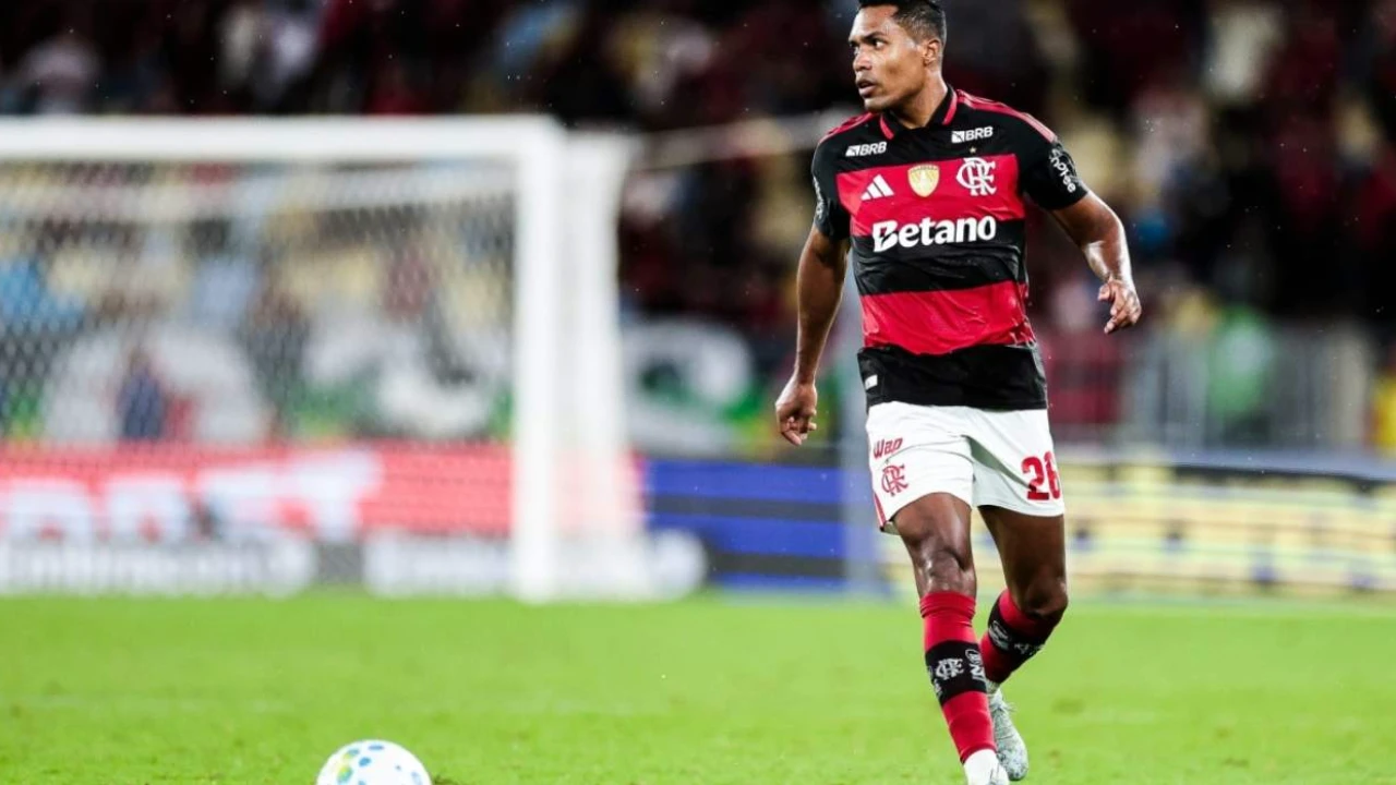 Jogador do Flamengo atuando na lateral esquerda durante partida Jogador do Flamengo atuando na lateral esquerda durante partida