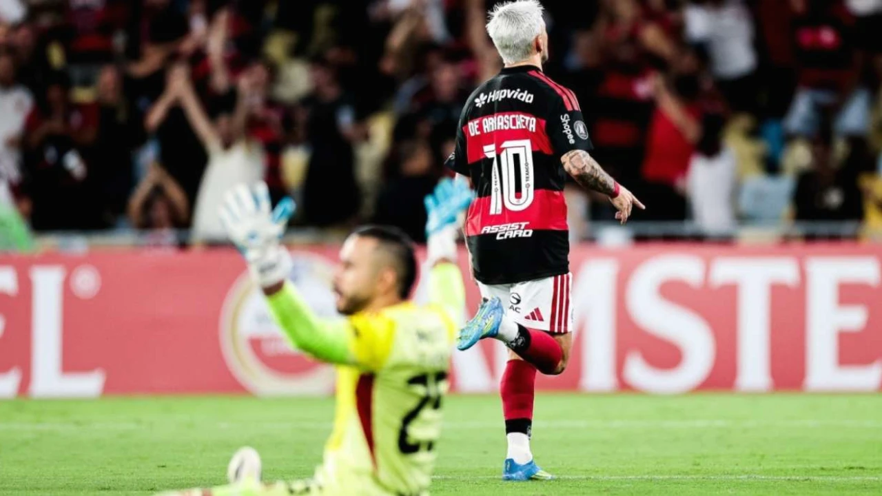 Jogadores do Flamengo comemorando gol no Maracanã pela Libertadores