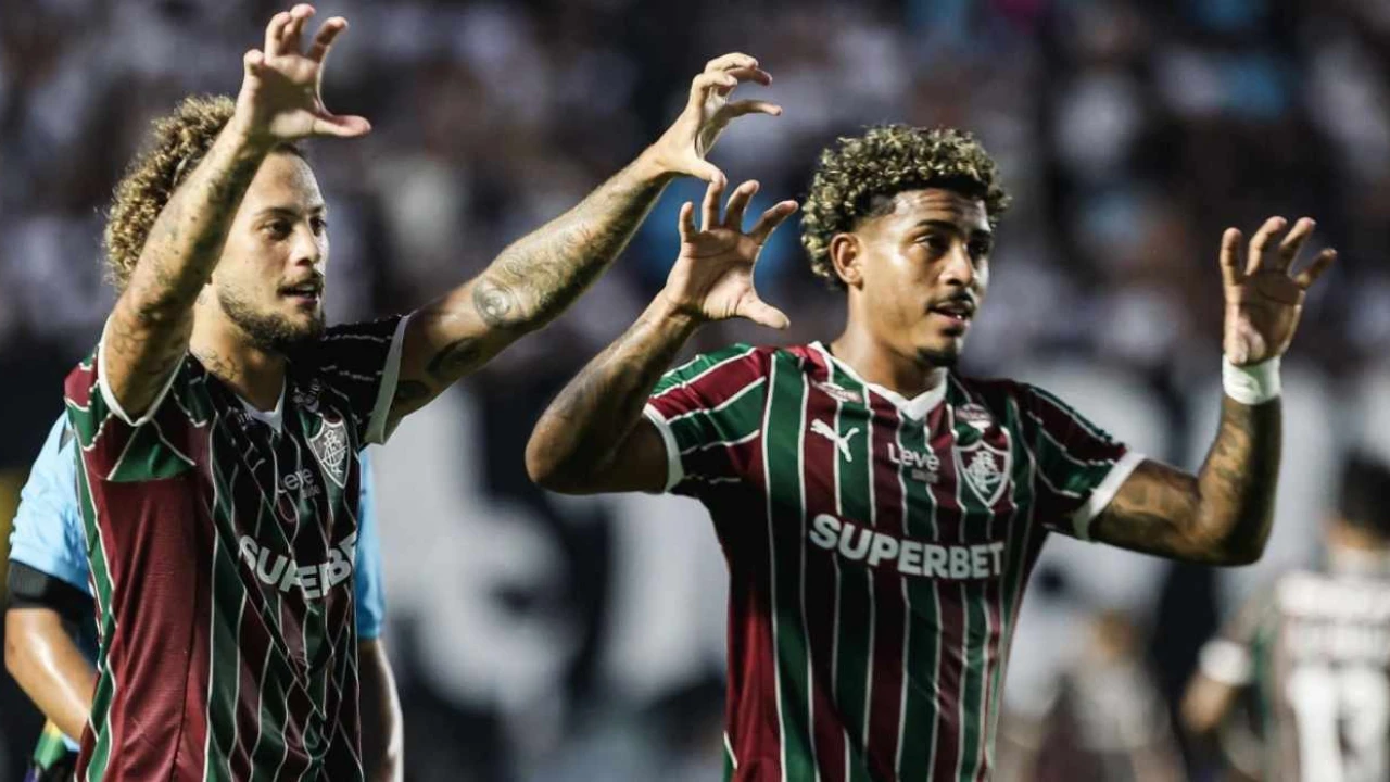 Jogadores do Fluminense comemoram gol da virada contra o Santos na Vila Belmiro
