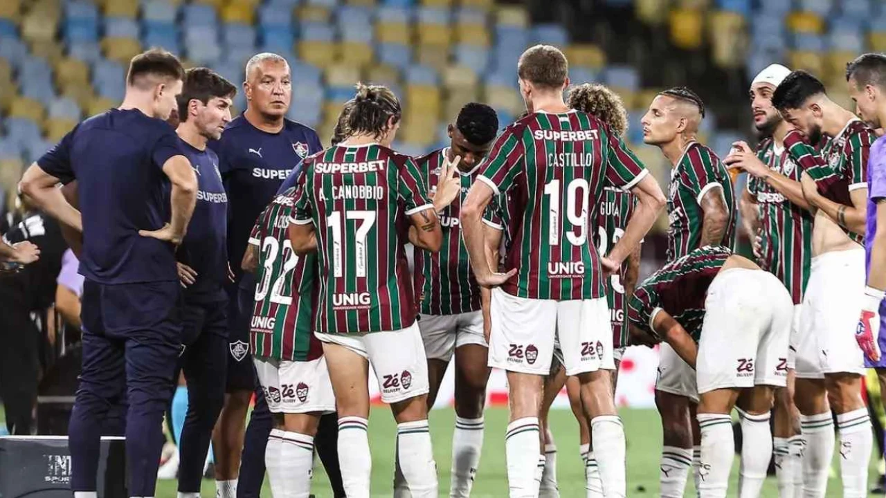 Jogadores de Fluminense e Corinthians disputando bola no Maracanã