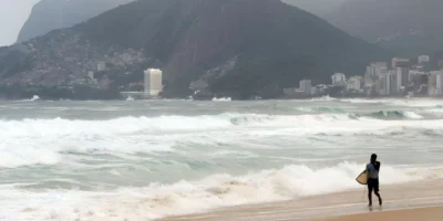 Imagem jornalística sobre a previsão de vento forte no Rio de Janeiro, com rajadas mais intensas previstas para a tarde deste domingo