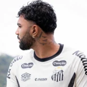 Gabigol comemora gol pelo Santos antes do confronto contra o Flamengo