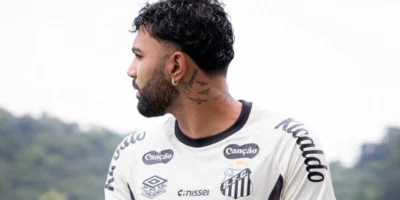 Gabigol comemora gol pelo Santos antes do confronto contra o Flamengo