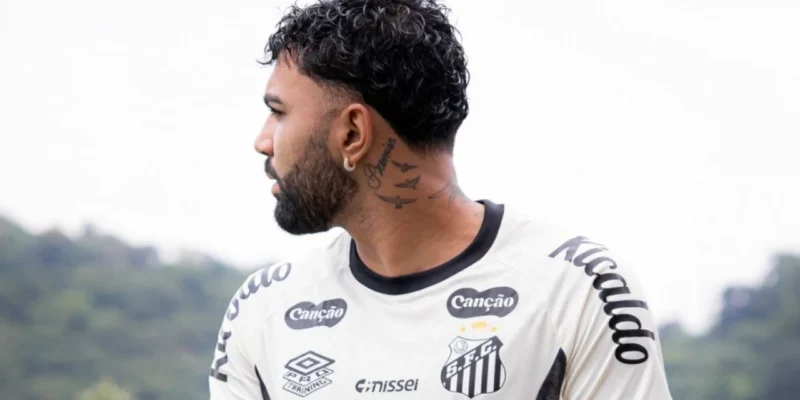Gabigol comemora gol pelo Santos antes do confronto contra o Flamengo