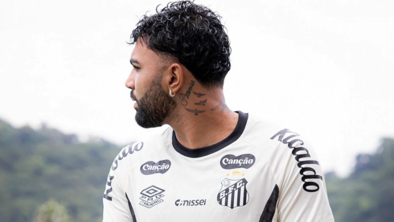 Gabigol comemora gol pelo Santos antes do confronto contra o Flamengo