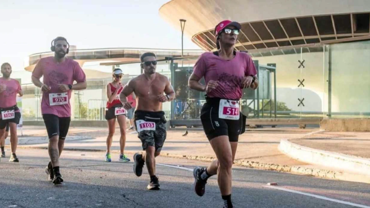 Corredores na Meia Maratona de Niterói no Caminho Niemeyer