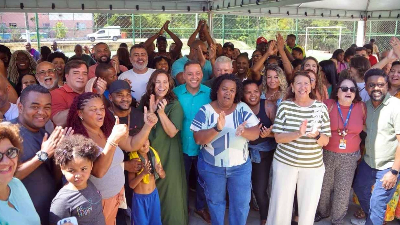Moradores do Morro do Céu em Niterói durante anúncio de obras e IPTU Social