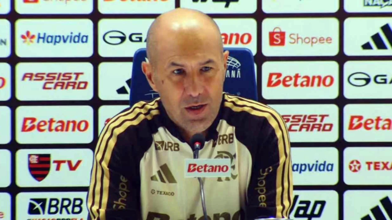 Leonardo Jardim orienta jogadores do Flamengo no Maracanã Leonardo Jardim orienta jogadores do Flamengo no Maracanã