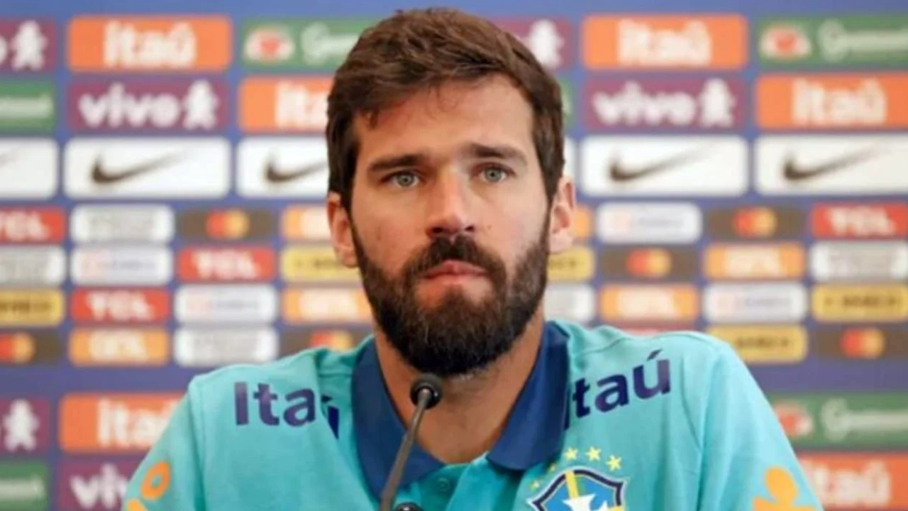 Alisson Becker em treino pelo Liverpool após lesão muscular