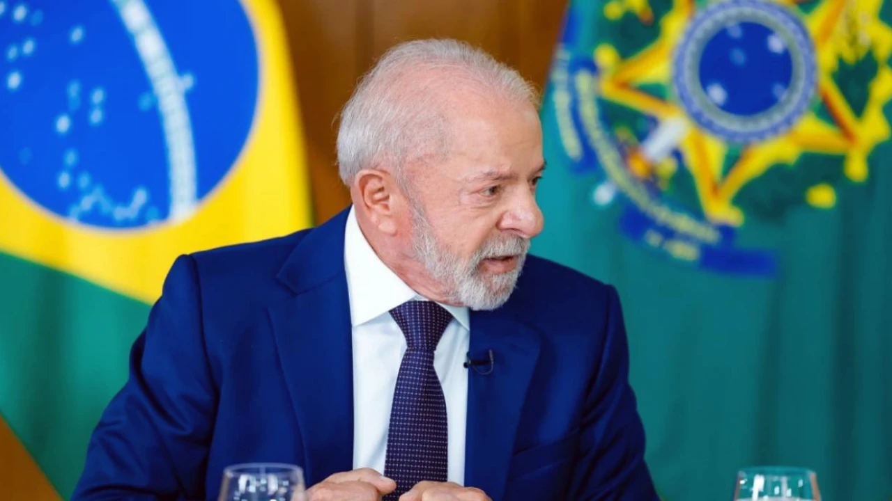 Lula deixa hospital após procedimento no couro cabeludo