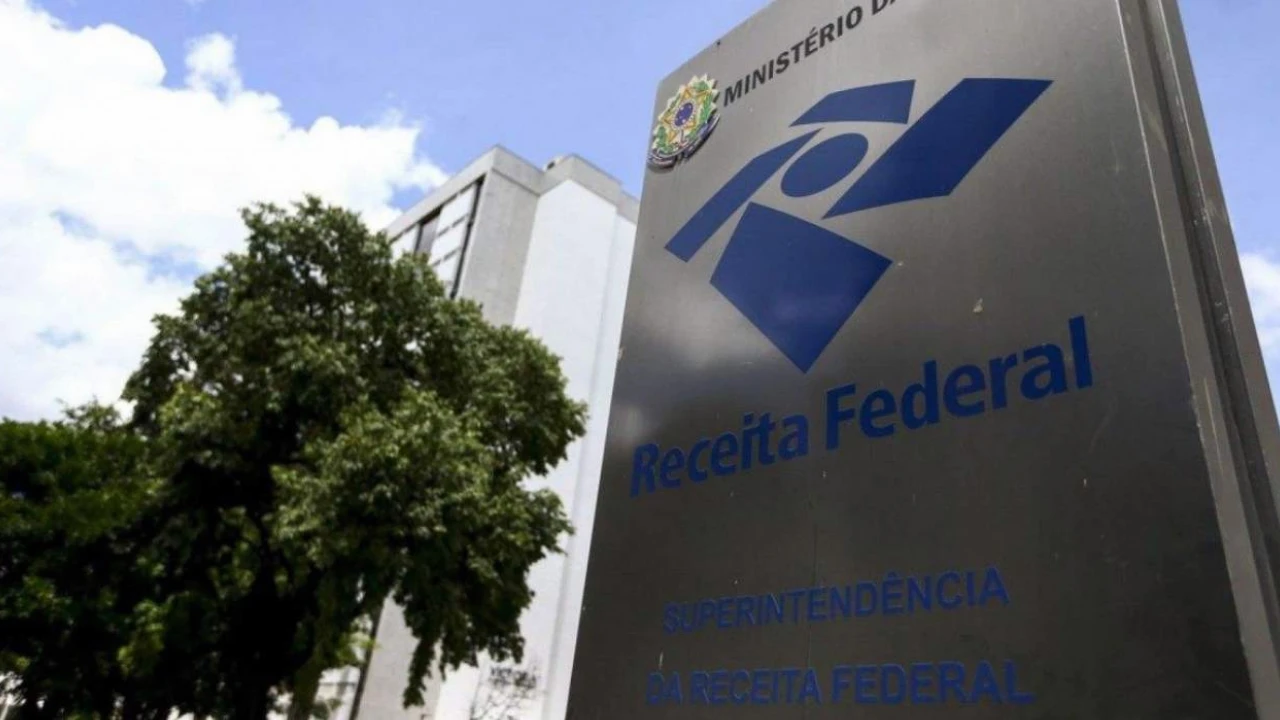 Contribuinte revisando declaração do Imposto de Renda no computador