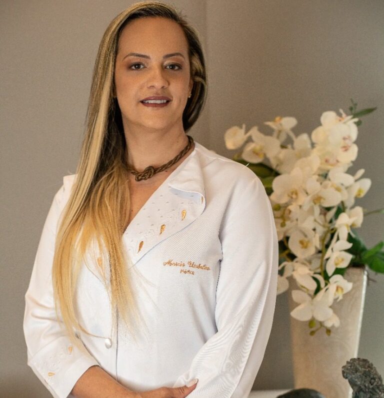Médica Márcia Umbelino, especialista em Clínica Geral, Geriatria e reposição hormonal