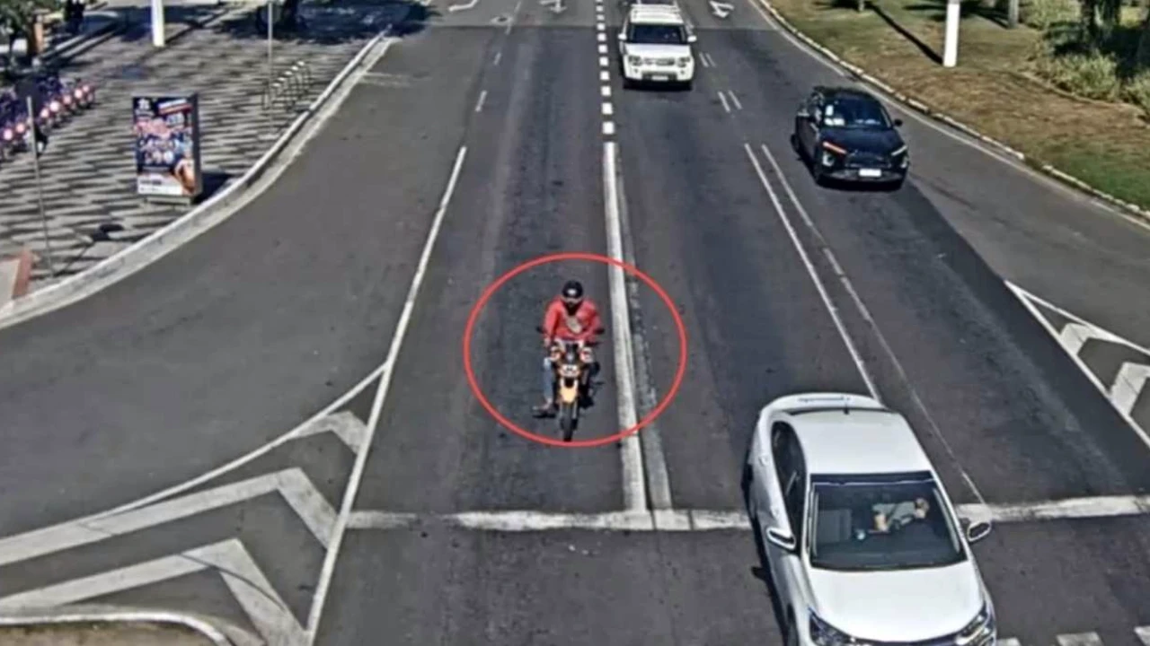 Motociclista realizando manobra perigosa em via urbana de Niterói