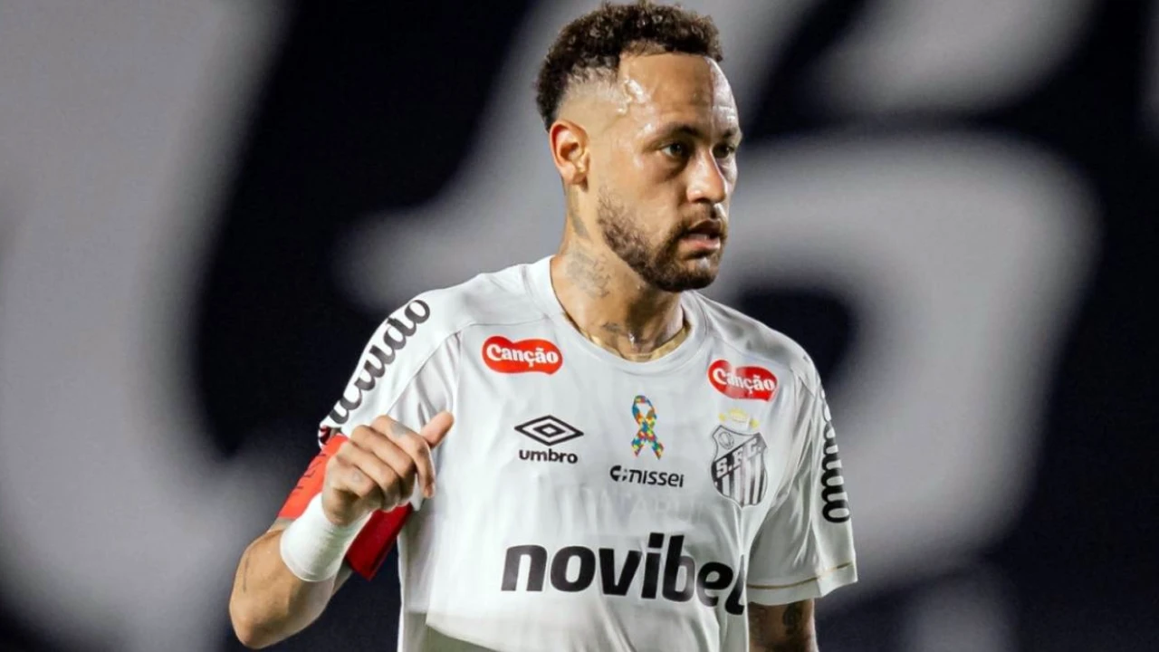 Neymar em partida pelo Santos durante retorno ao futebol brasileiro