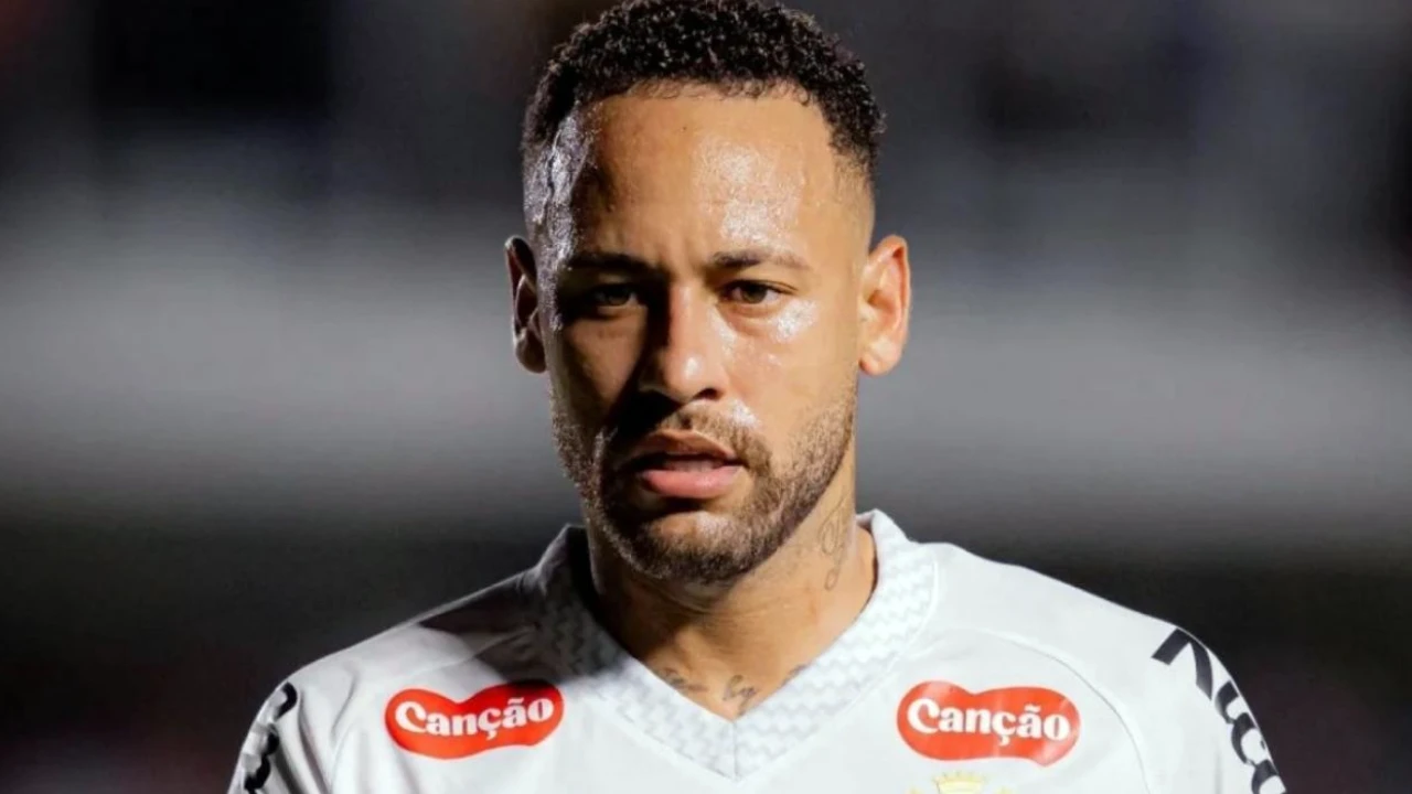 Neymar discute com torcedor na Vila Belmiro após jogo Neymar discute com torcedor na Vila Belmiro após jogo