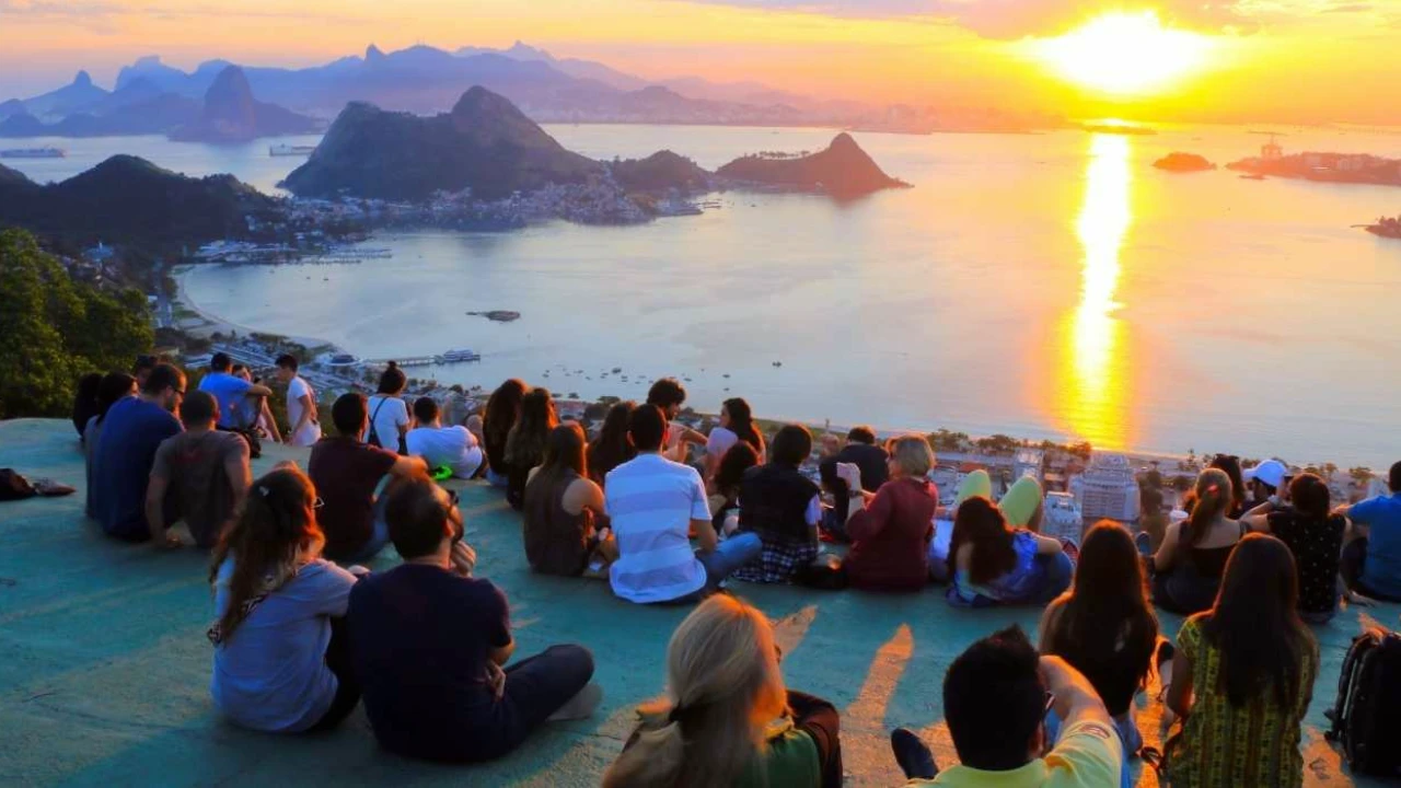 Vista da orla de Niterói com paisagem da Baía de Guanabara