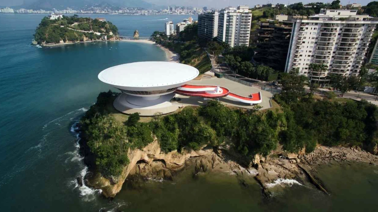 Secretária de Cultura de Niterói em evento institucional