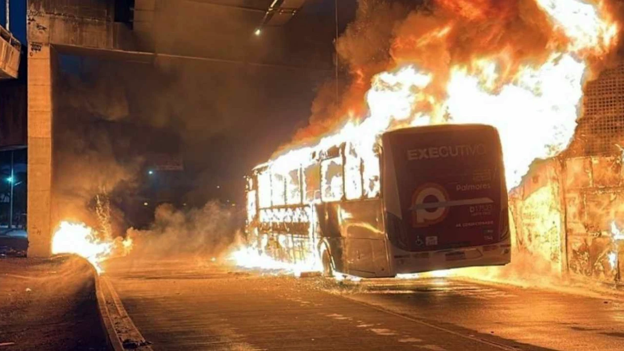 Ônibus em chamas na Avenida Brasil na altura de São Cristóvão