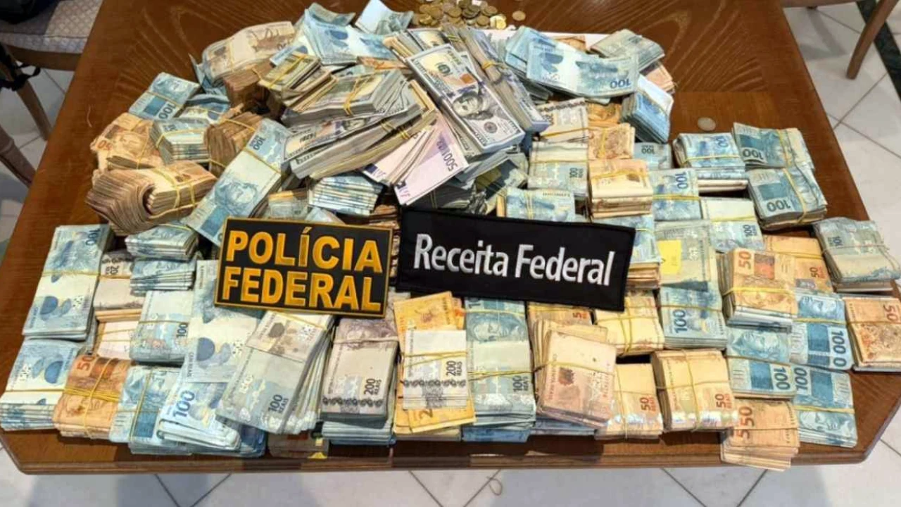 Agentes da Polícia Federal em operação no Porto do Rio