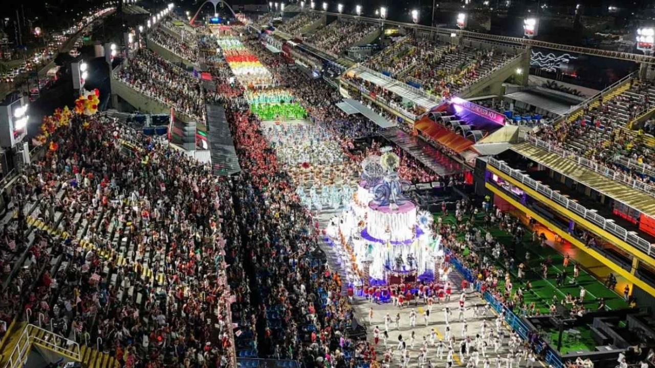Desfile de escola de samba na Marquês de Sapucaí