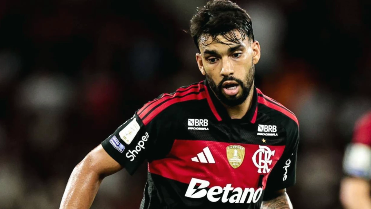 Lucas Paquetá deixa o campo com dores após vitória do Flamengo no Maracanã Lucas Paquetá deixa o campo com dores após vitória do Flamengo no Maracanã