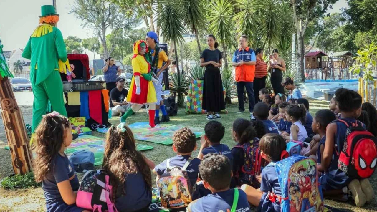 Crianças assistem peça teatral da personagem Emília em praça de Itaboraí