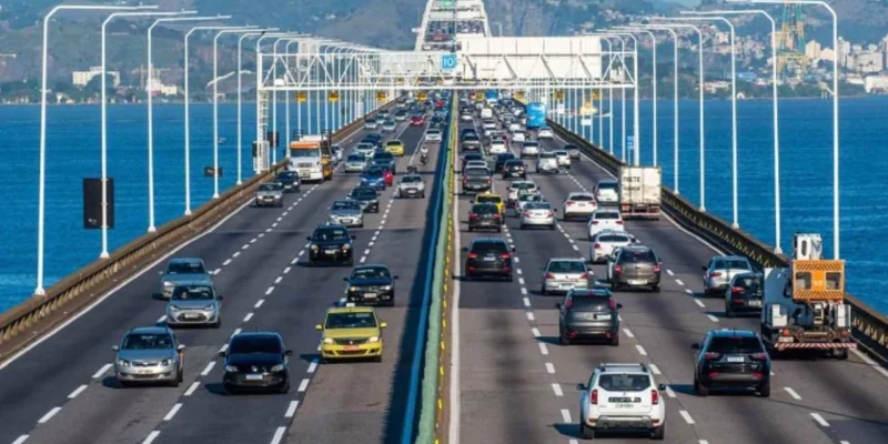 Movimento de veículos na Ponte Rio-Niterói durante o início da manhã. A Ecovias Ponte informou lentidão nos acessos ao Mocanguê em direção ao Rio, enquanto o sentido Niterói apresentava fluxo normal