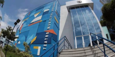 Público acompanha apresentação no Teatro Municipal George Savalla Gomes, em São Gonçalo