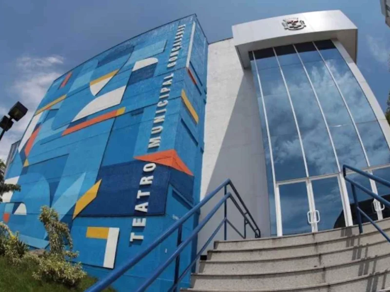 Público acompanha apresentação no Teatro Municipal George Savalla Gomes, em São Gonçalo