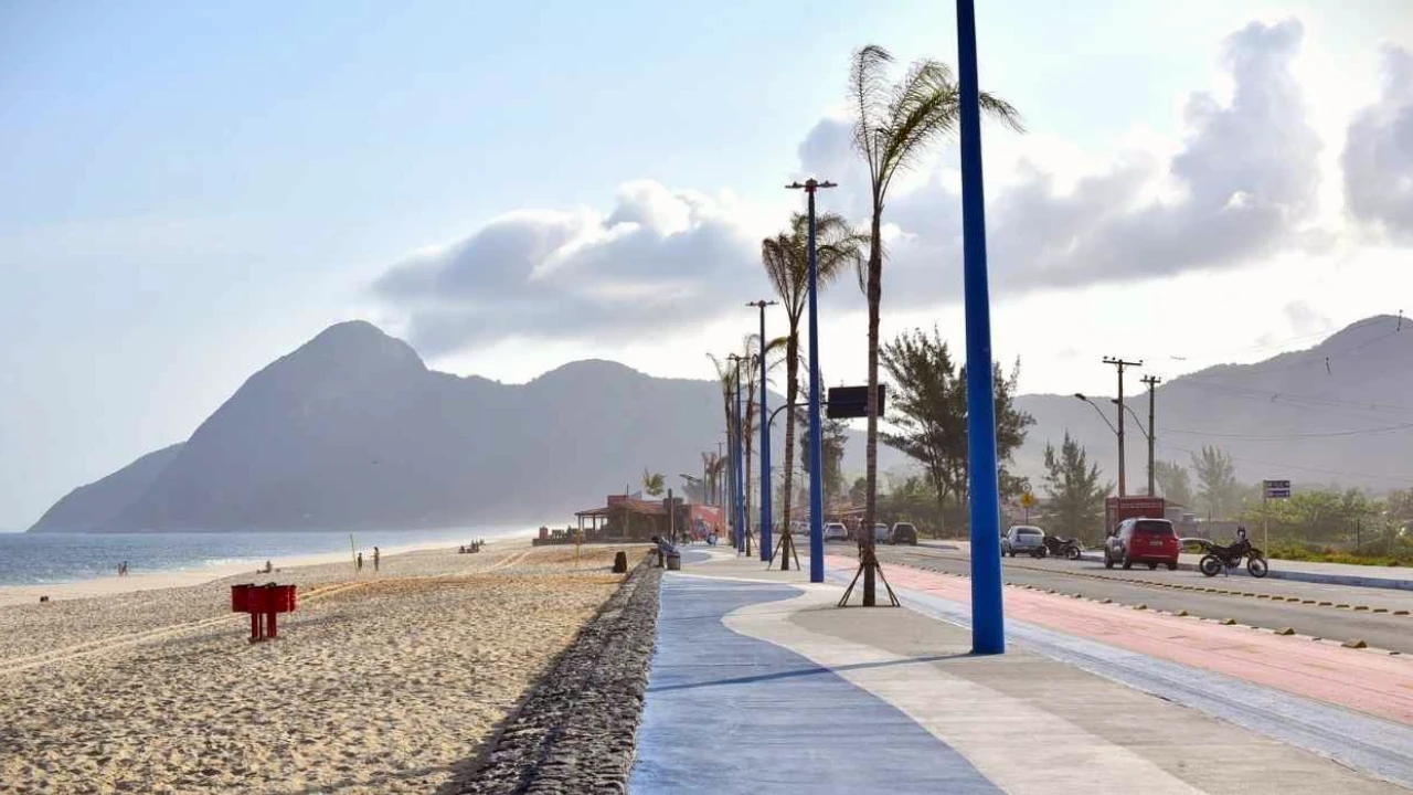 Equipe do projeto Praia Mais Limpa realiza ação de conscientização em Maricá