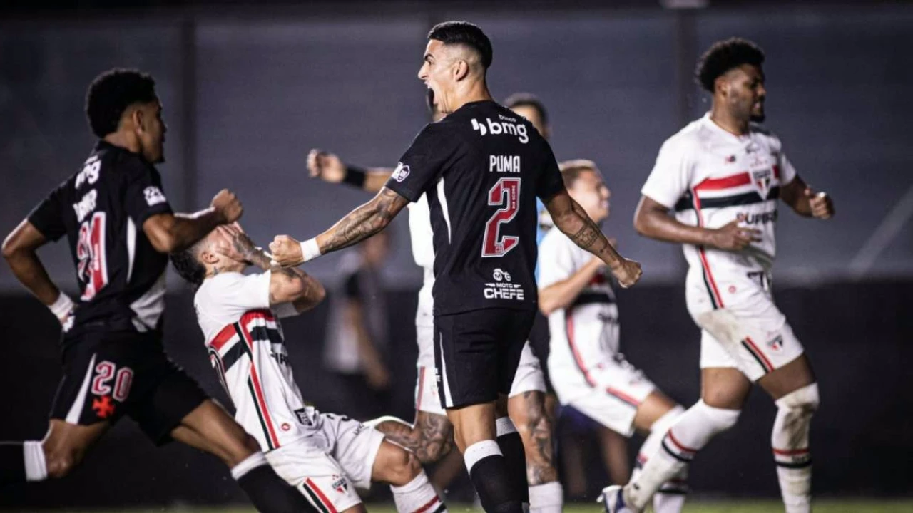 Puma Rodríguez comemorando gol pelo Vasco em São Januário
