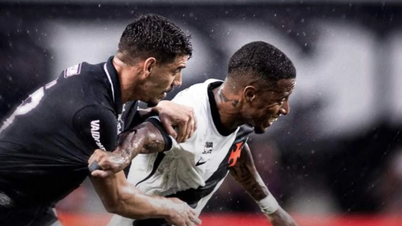 Lance de Remo x Vasco no Mangueirão com disputa de bola Lance de Remo x Vasco no Mangueirão com disputa de bola