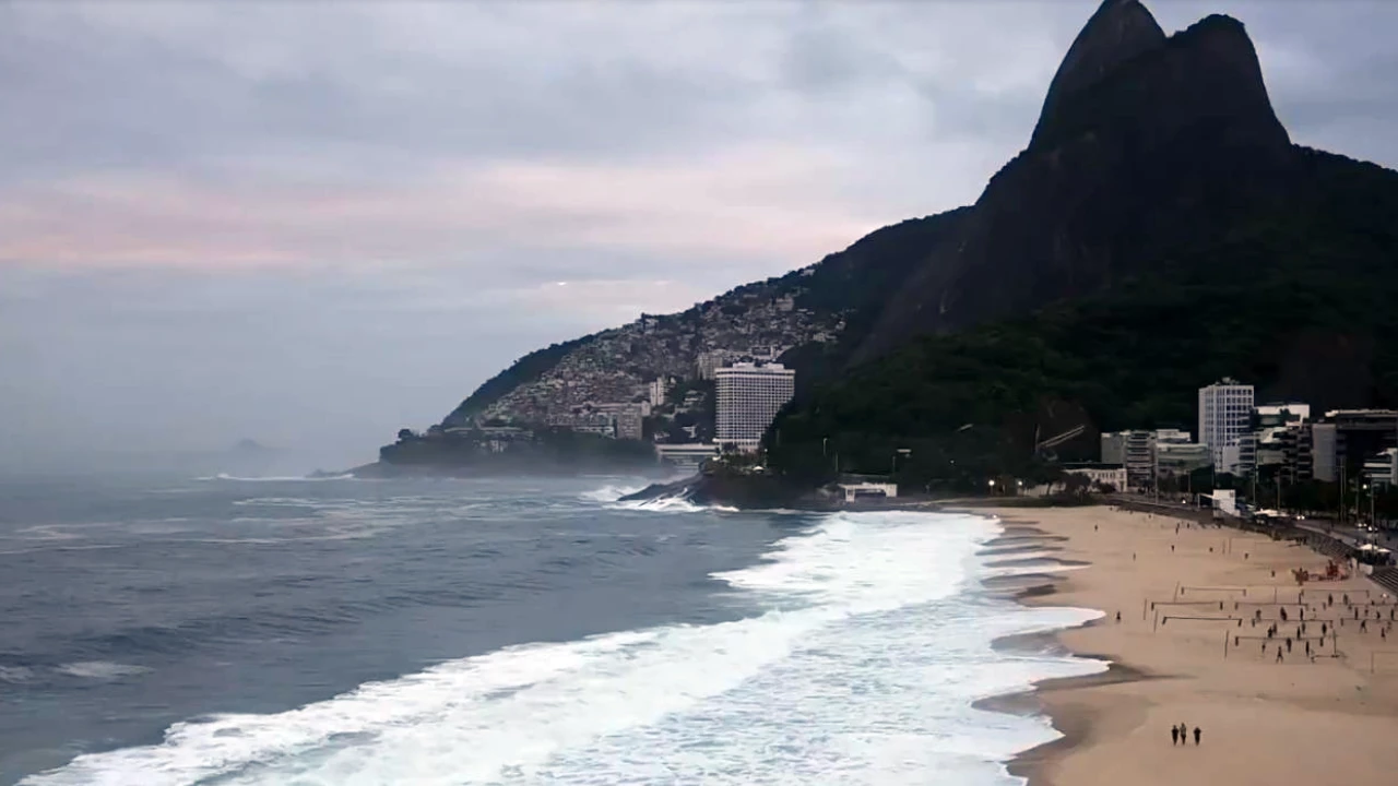 Ondas fortes atingindo a orla da Praia do Leme durante ressaca