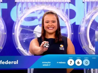 Garota da sorte exibe uma das bolas sorteadas que apontou o resultado da Loteria Federal no concurso 6060, referente à Extração Regular de Sábado, 25/04, com os números que formaram as dezenas de milhar em todos os prêmios (1º, 2º, 3º, 4º e 5º e derivados).