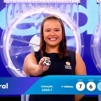 Garota da sorte exibe uma das bolas sorteadas que apontou o resultado da Loteria Federal no concurso 6060, referente à Extração Regular de Sábado, 25/04, com os números que formaram as dezenas de milhar em todos os prêmios (1º, 2º, 3º, 4º e 5º e derivados).