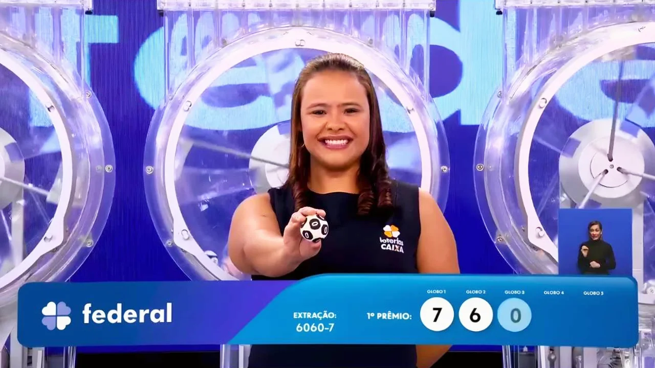Garota da sorte exibe uma das bolas sorteadas que apontou o resultado da Loteria Federal no concurso 6060, referente à Extração Regular de Sábado, 25/04, com os números que formaram as dezenas de milhar em todos os prêmios (1º, 2º, 3º, 4º e 5º e derivados).