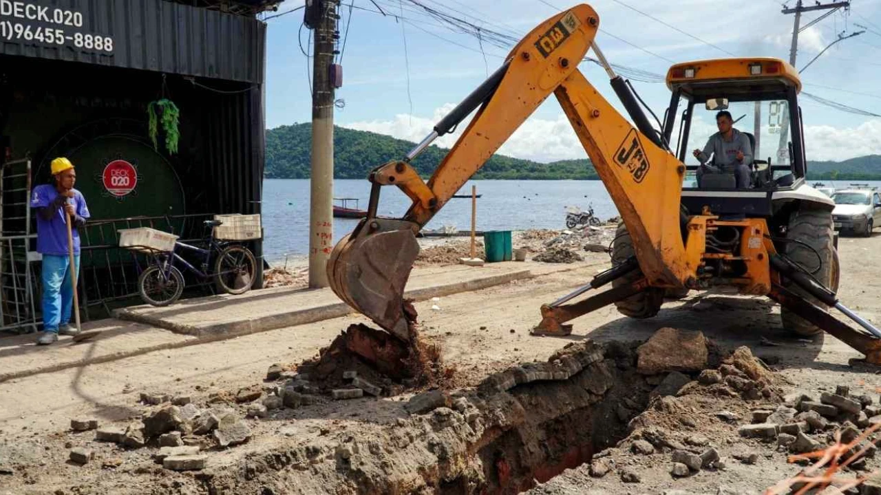 Obras de revitalização na orla da Praia das Pedrinhas em São Gonçalo Obras de revitalização na orla da Praia das Pedrinhas em São Gonçalo