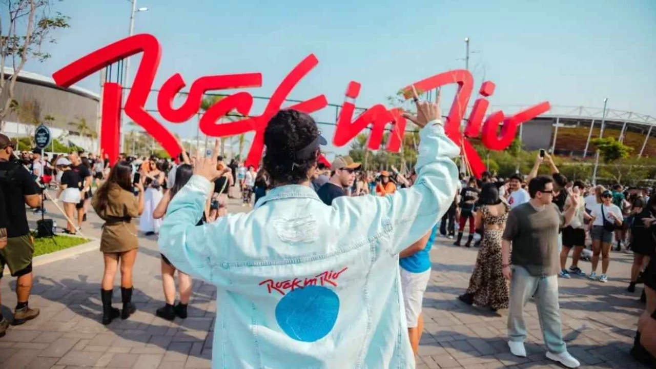 Palco Espaço Favela do Rock in Rio com público durante show