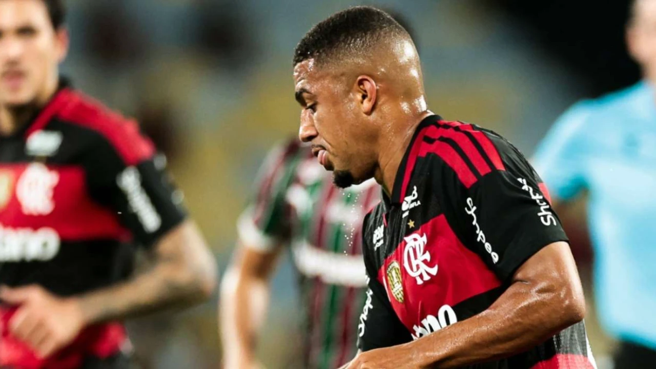 Samuel Lino em ação pelo Flamengo no Maracanã