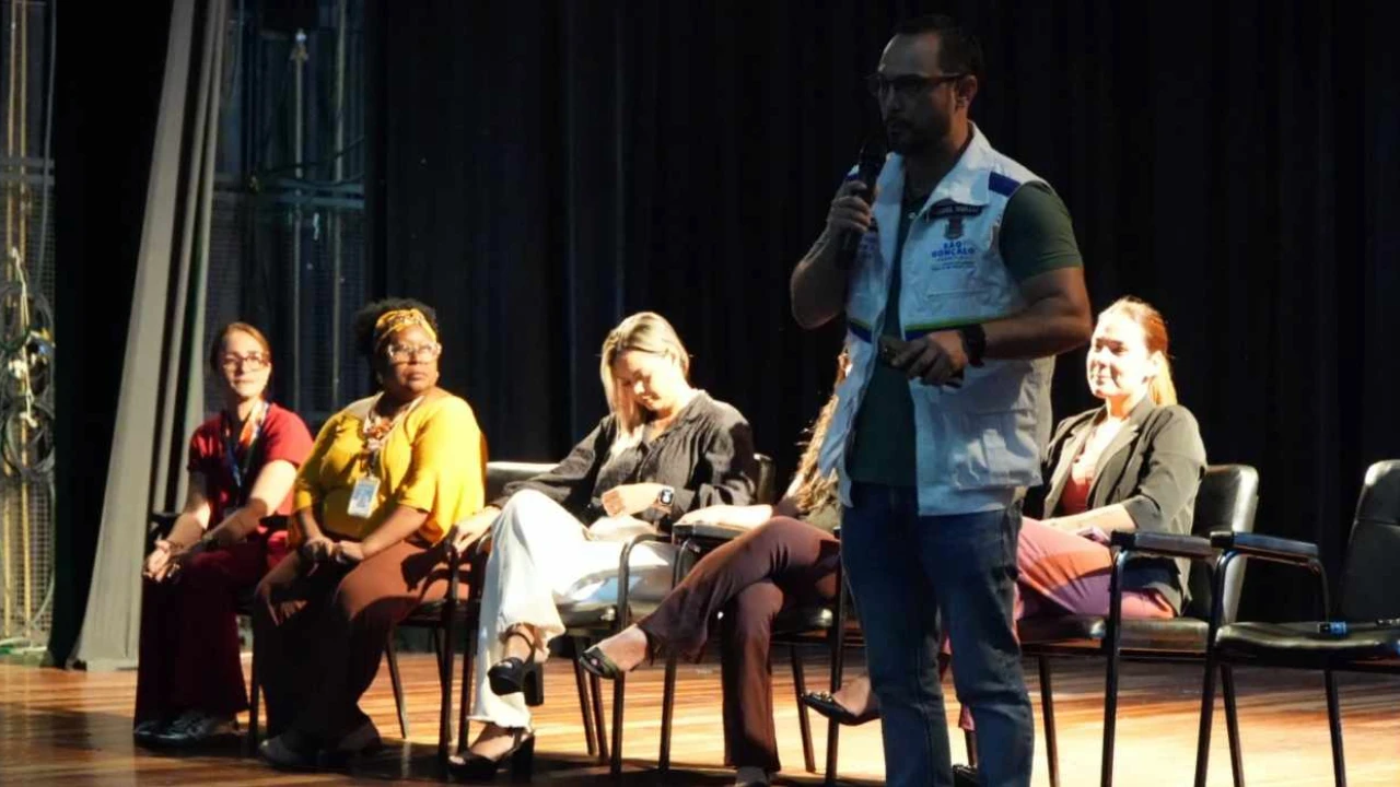 Profissionais participam de seminário sobre saúde da população negra em teatro