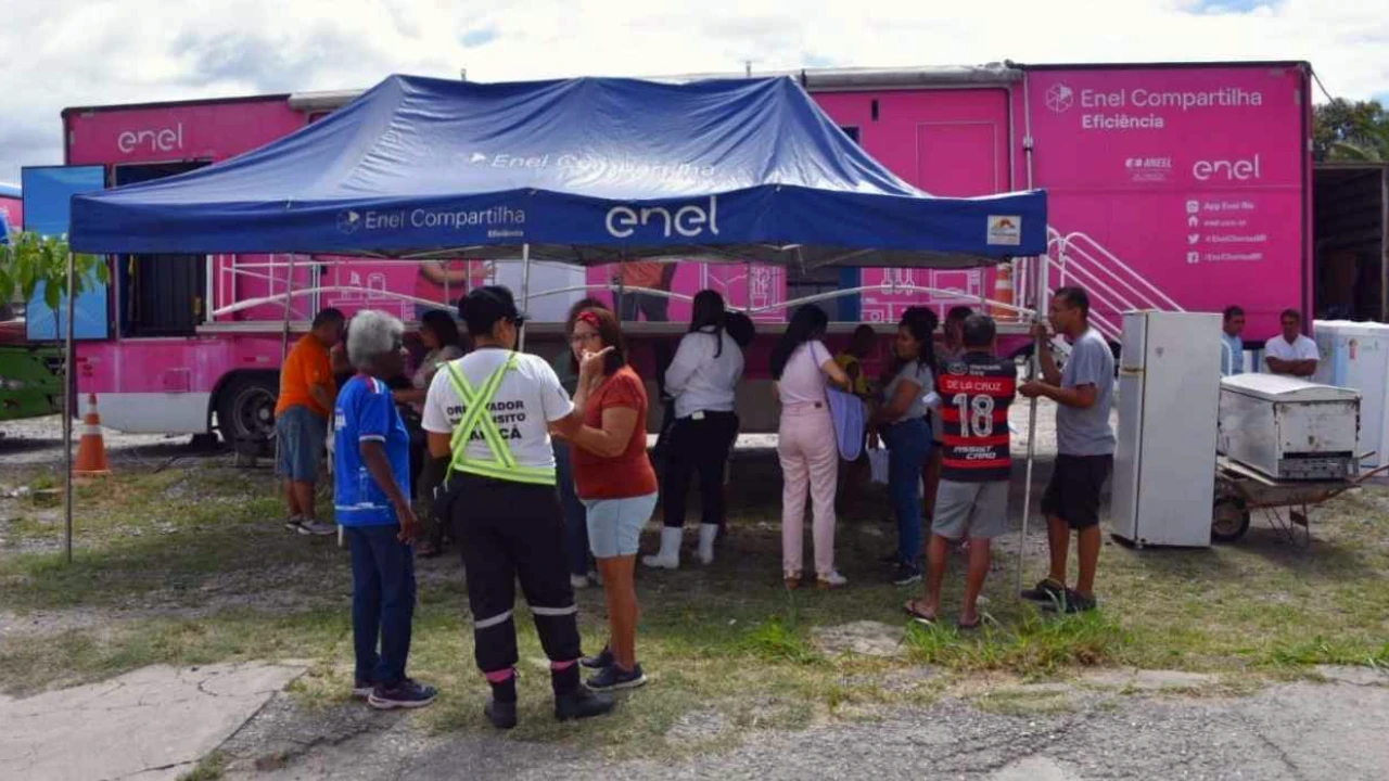 Atendimento móvel da Enel em ação com troca de lâmpadas e serviços