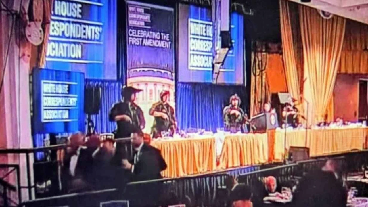 Agentes do Serviço Secreto retiram Donald Trump após tiros durante jantar da Casa Branca em Washington