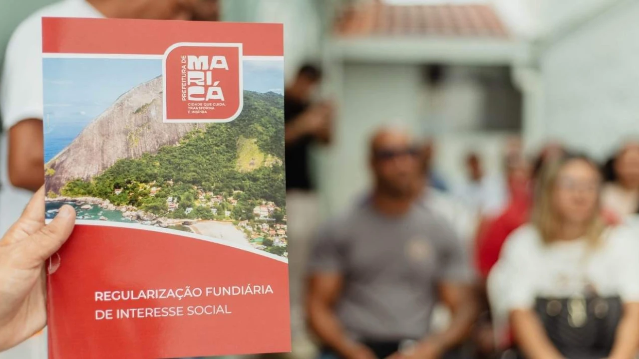 Entrega de títulos de propriedade a moradores em Maricá