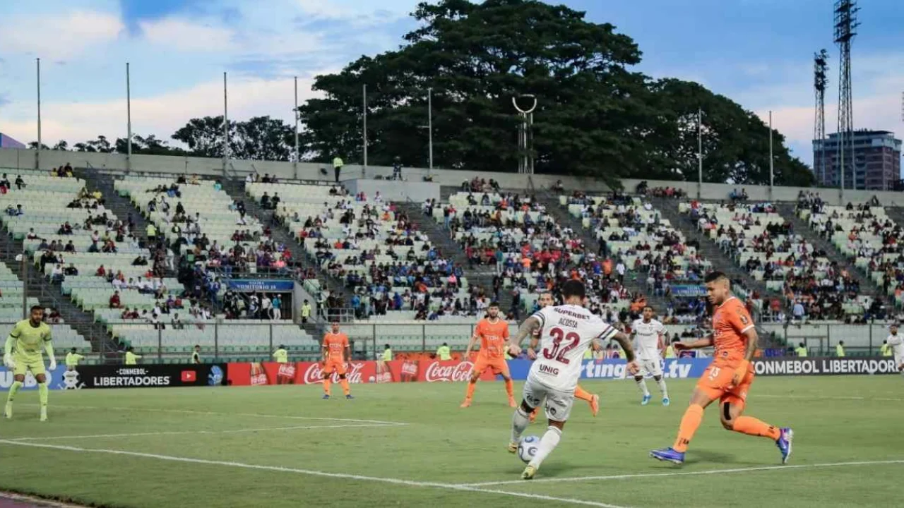 Jogadores do Fluminense em campo durante empate na Libertadores