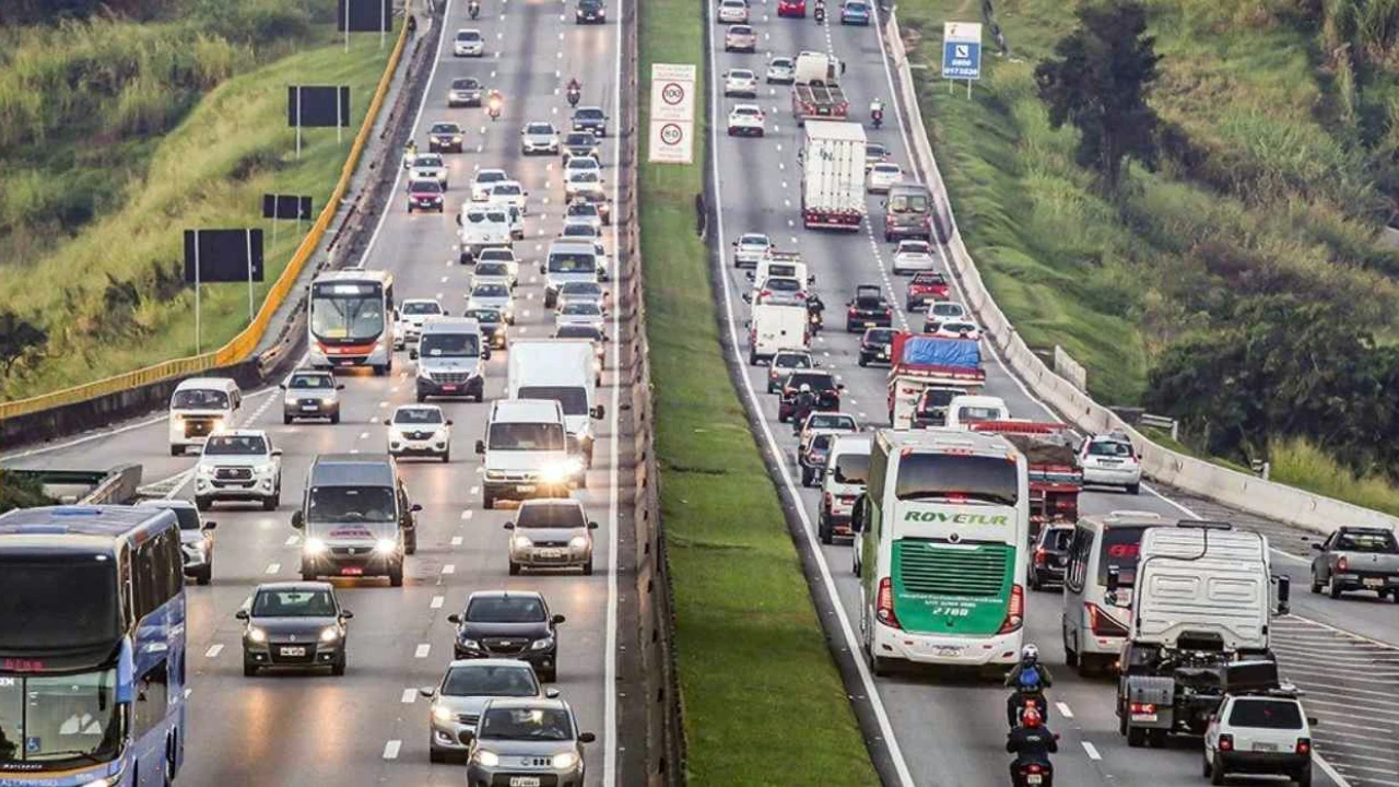 Trânsito intenso na Ponte Rio-Niterói durante feriado
