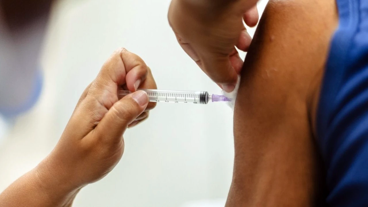 Idosos recebem vacina contra gripe durante campanha em Maricá